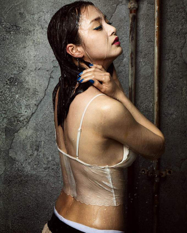Kim Tae Hee táo bạo với bộ ảnh ướt át trong bồn tắm.